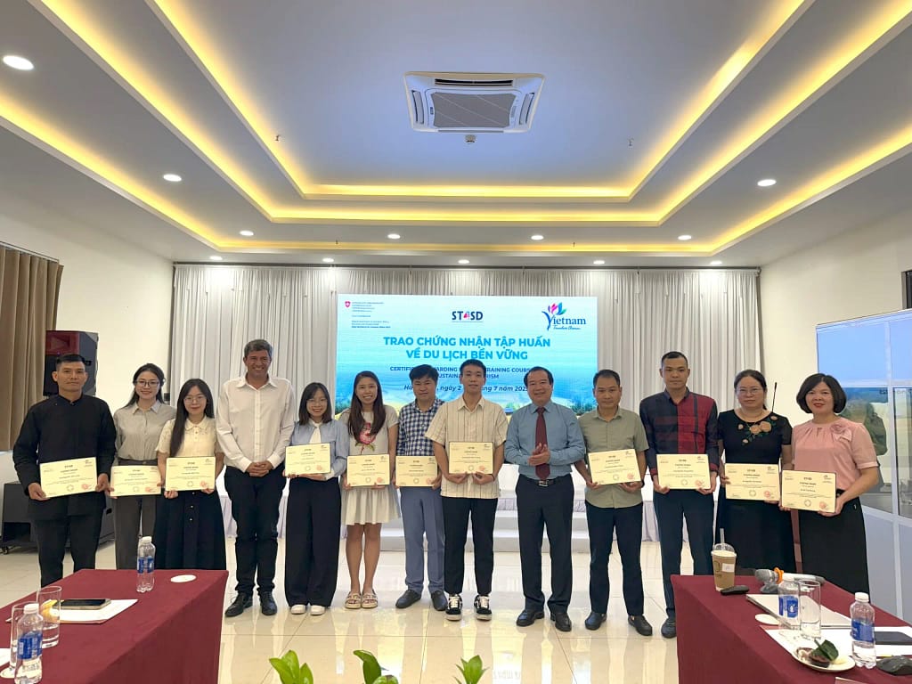 Phó Cục trưởng Cục Du lịch Quốc gia Việt Nam Hà Văn Siêu và ông Olivier Messmer - Chuyên  gia trưởng Dự án ST4SD trao chứng nhận hoàn thành chương trình tập huấn về du lịch bền vững


