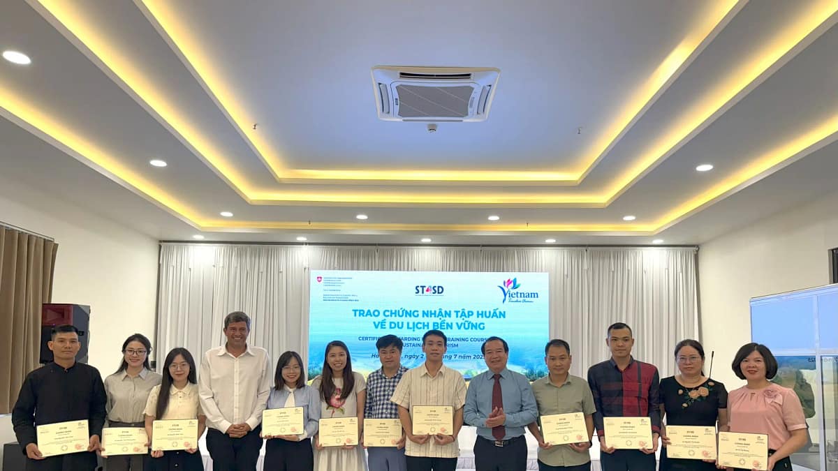 Phó Cục trưởng Cục Du lịch Quốc gia Việt Nam Hà Văn Siêu và ông Olivier Messmer - Chuyên gia trưởng Dự án ST4SD trao chứng nhận hoàn thành chương trình tập huấn về du lịch bền vững